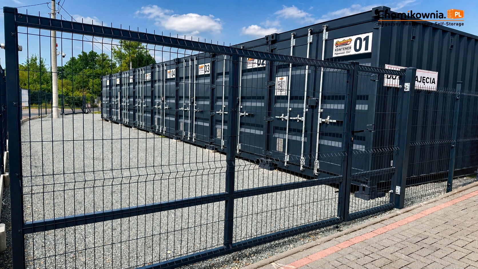 Ogrodzony plac Chomikowni z rzędem nowych kontenerów przy ulicy Czarnoleskiej 25A